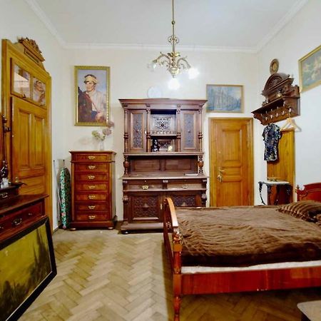 "Eva Stories" Movie Apartment On Rynok Square Lviv Bagian luar foto