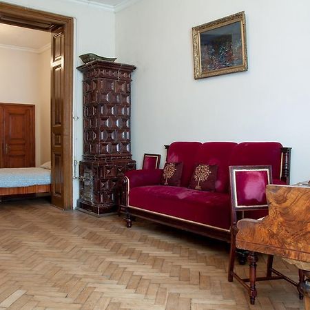 "Eva Stories" Movie Apartment On Rynok Square Lviv Bagian luar foto