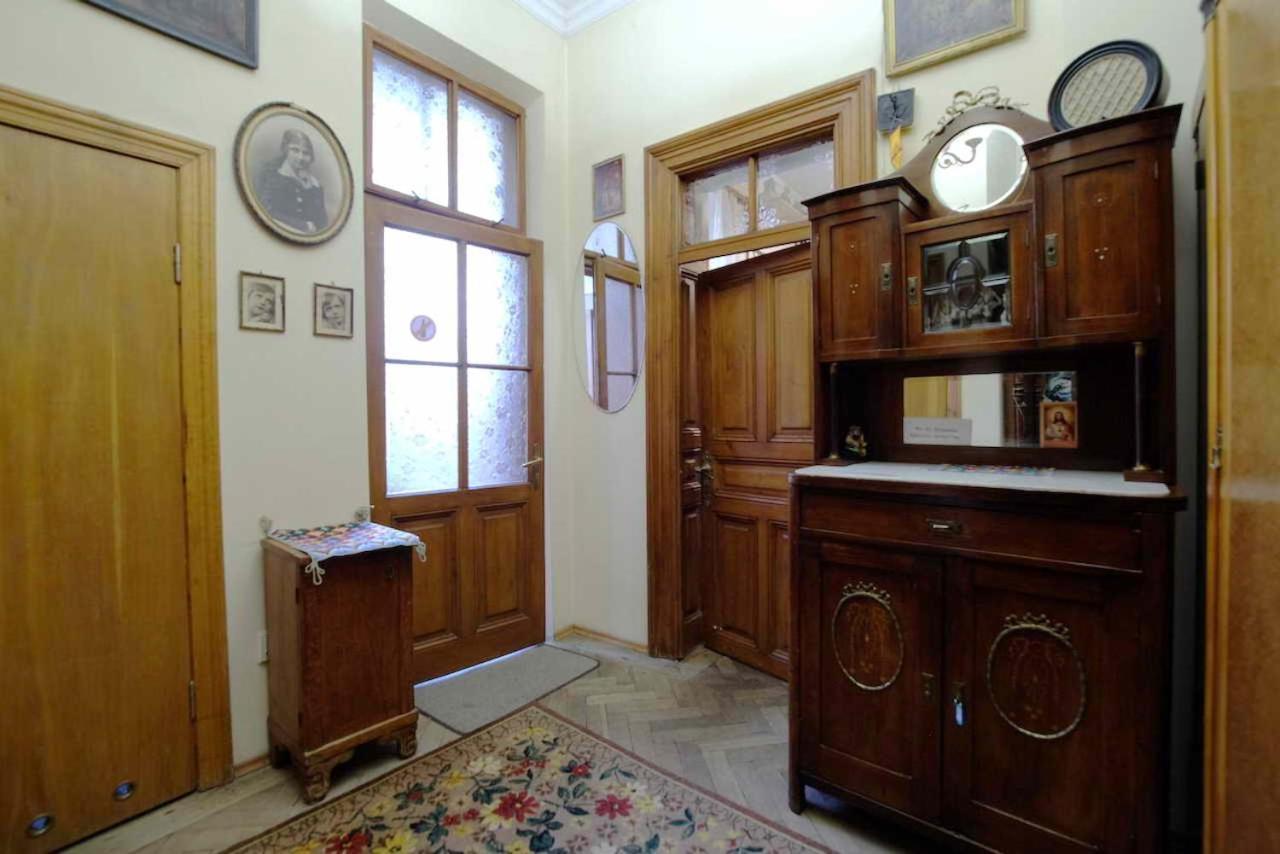 "Eva Stories" Movie Apartment On Rynok Square Lviv Bagian luar foto