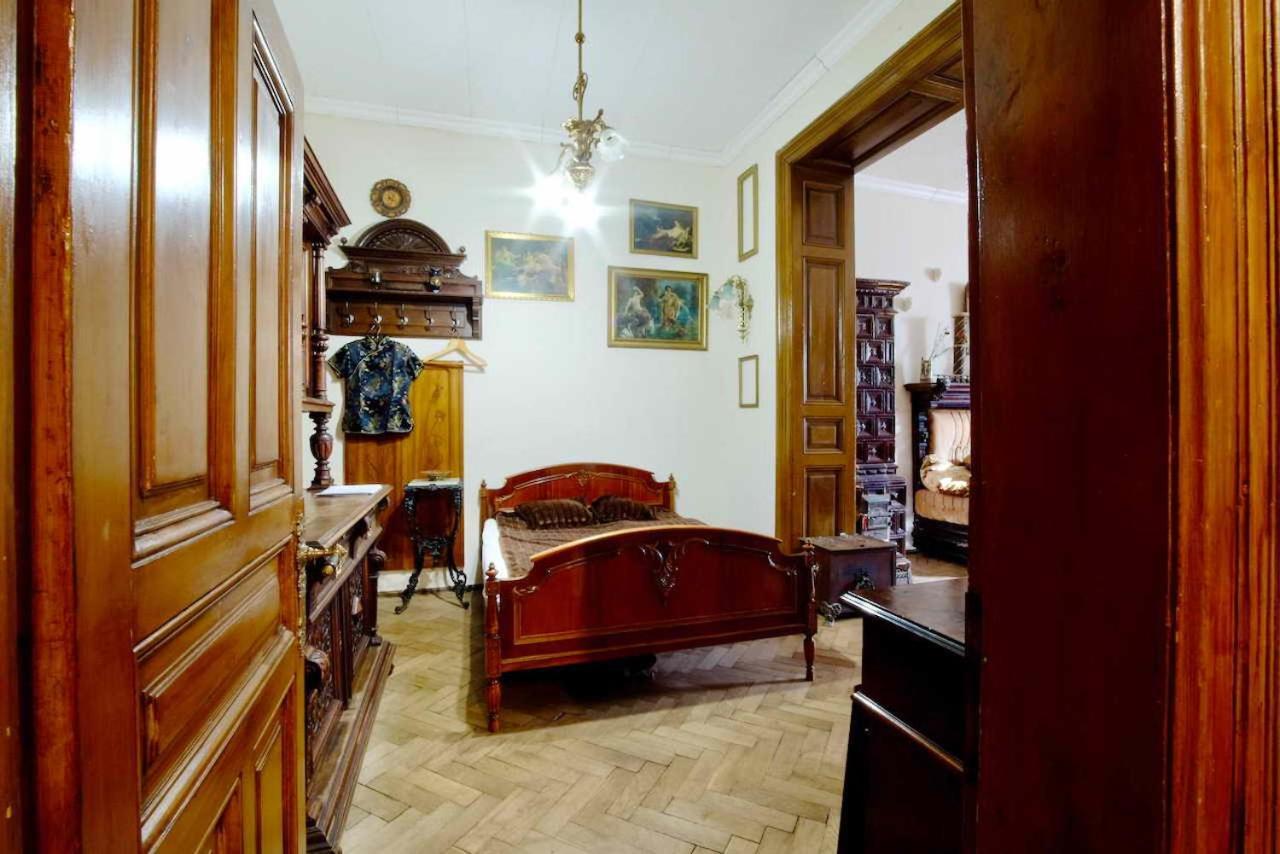 "Eva Stories" Movie Apartment On Rynok Square Lviv Bagian luar foto