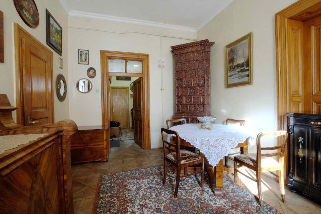 "Eva Stories" Movie Apartment On Rynok Square Lviv Bagian luar foto