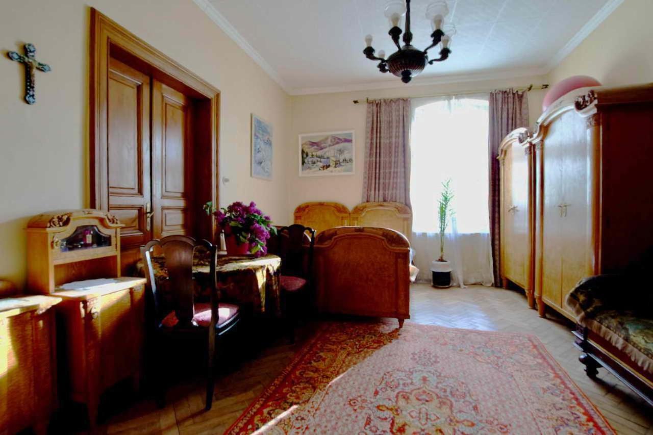 "Eva Stories" Movie Apartment On Rynok Square Lviv Bagian luar foto