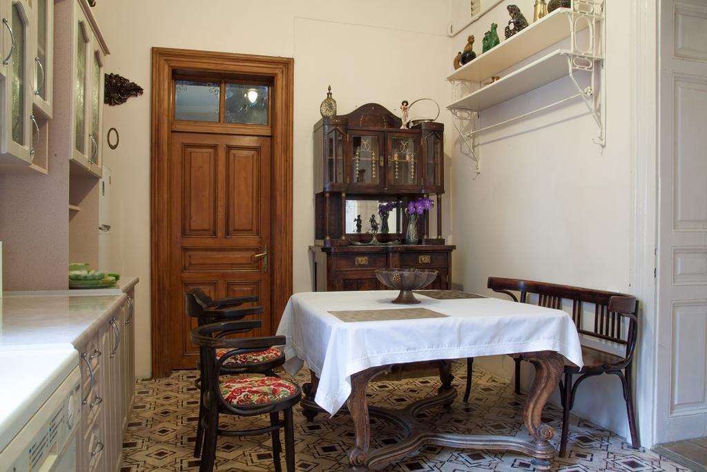 "Eva Stories" Movie Apartment On Rynok Square Lviv Bagian luar foto