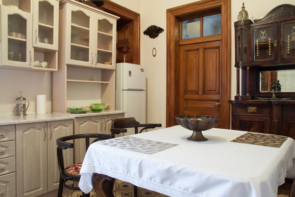 "Eva Stories" Movie Apartment On Rynok Square Lviv Bagian luar foto