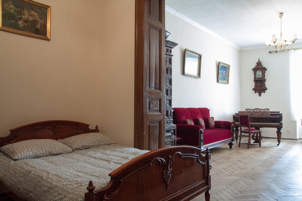 "Eva Stories" Movie Apartment On Rynok Square Lviv Bagian luar foto
