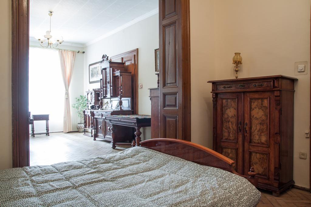 "Eva Stories" Movie Apartment On Rynok Square Lviv Bagian luar foto