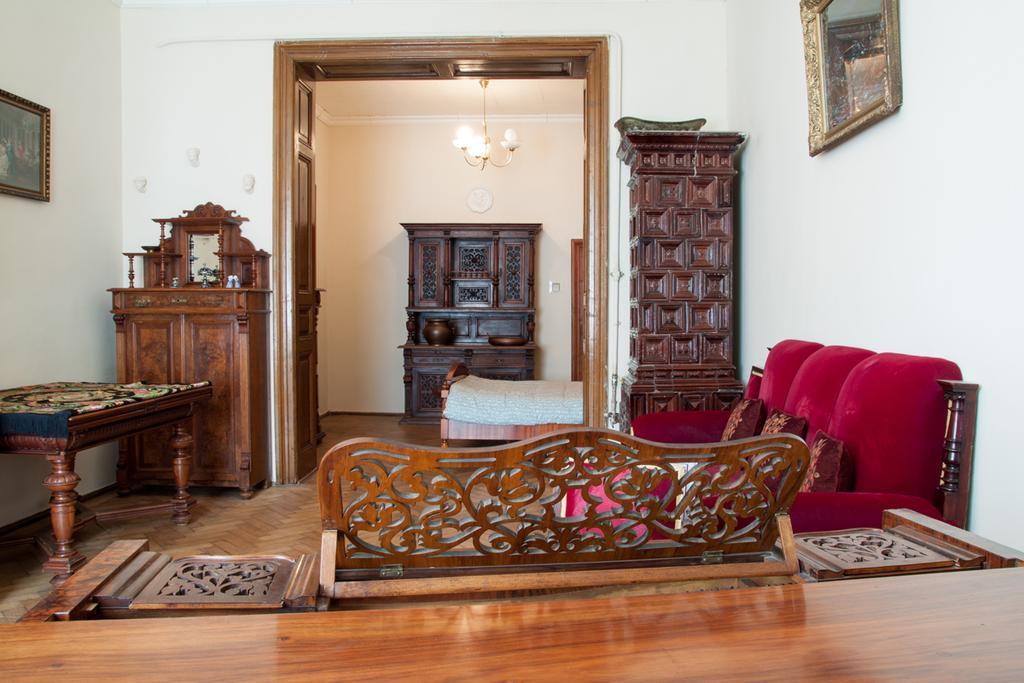 "Eva Stories" Movie Apartment On Rynok Square Lviv Bagian luar foto