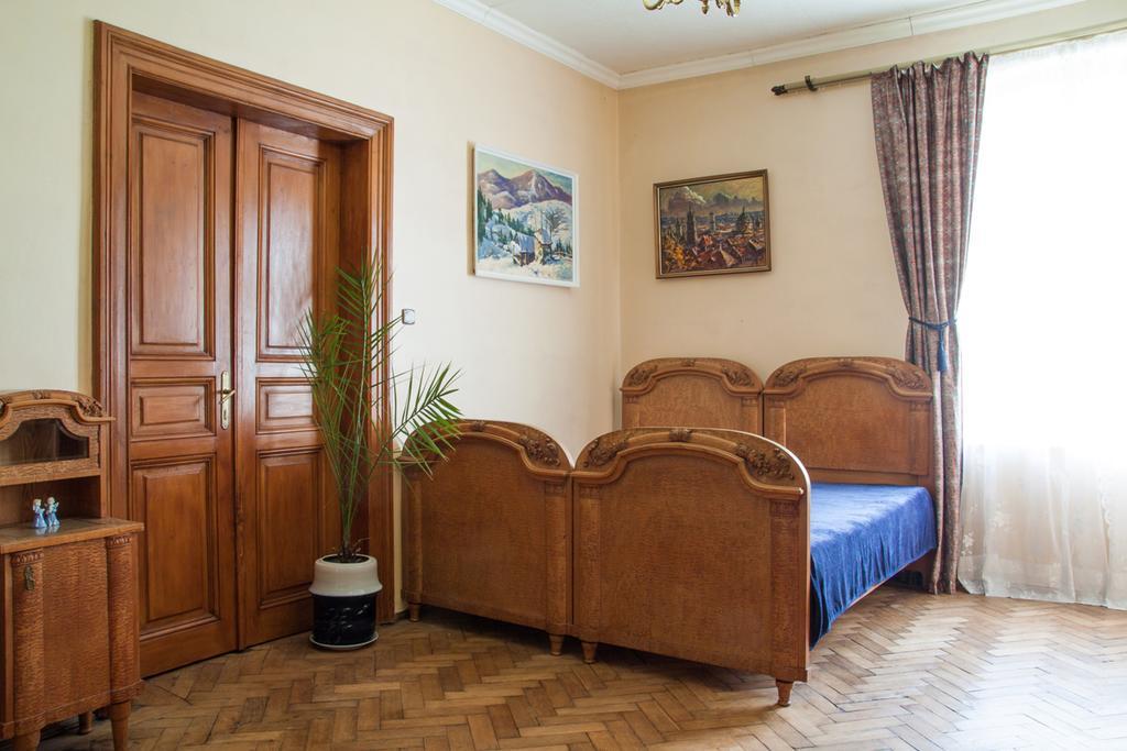 "Eva Stories" Movie Apartment On Rynok Square Lviv Bagian luar foto