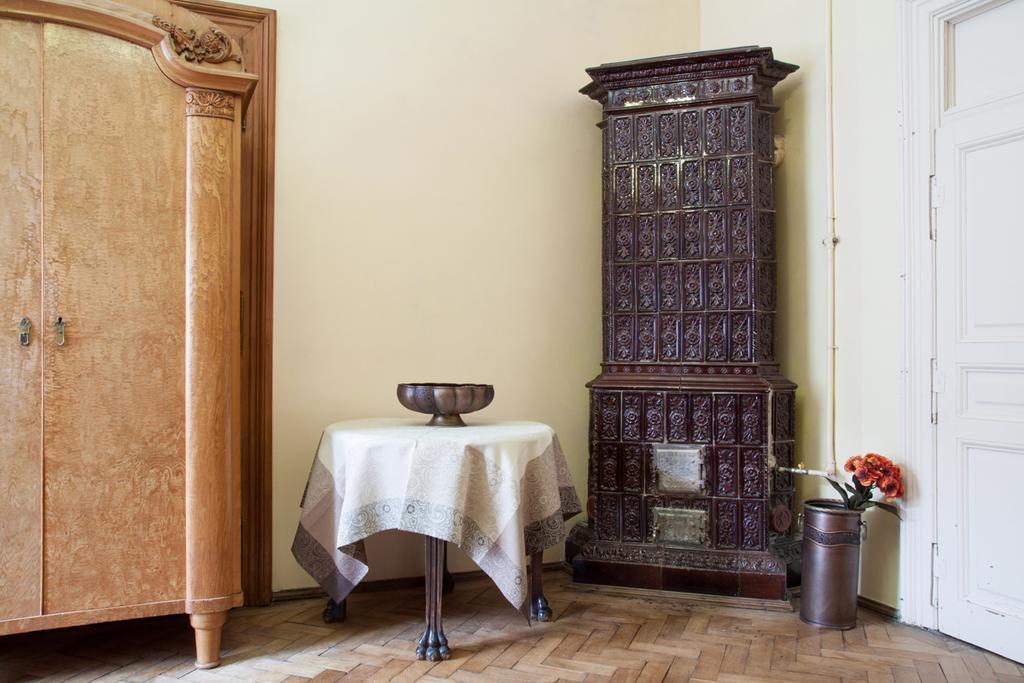 "Eva Stories" Movie Apartment On Rynok Square Lviv Bagian luar foto