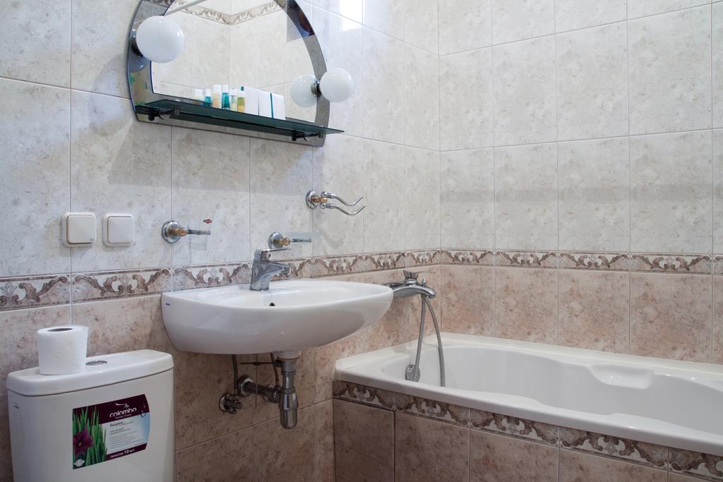 "Eva Stories" Movie Apartment On Rynok Square Lviv Bagian luar foto
