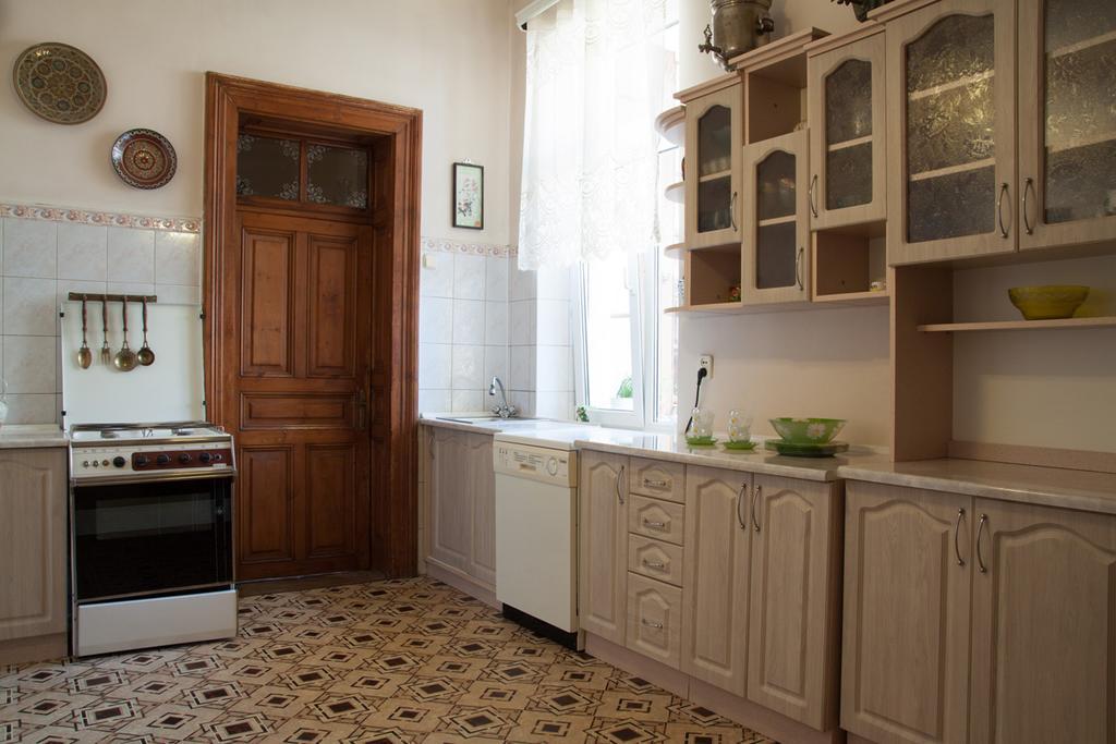 "Eva Stories" Movie Apartment On Rynok Square Lviv Bagian luar foto